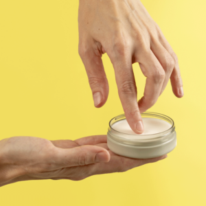 ACHSELKUSS Deocreme Anwendung Dose gelb