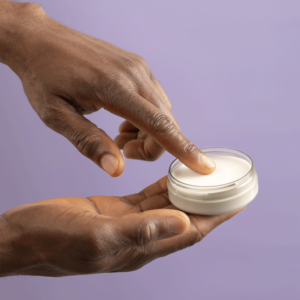 ACHSELKUSS Deocreme Anwendung Dose violett