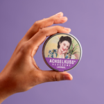 ACHSELKUSS Deocreme Lavendel Größenvergleich Hand